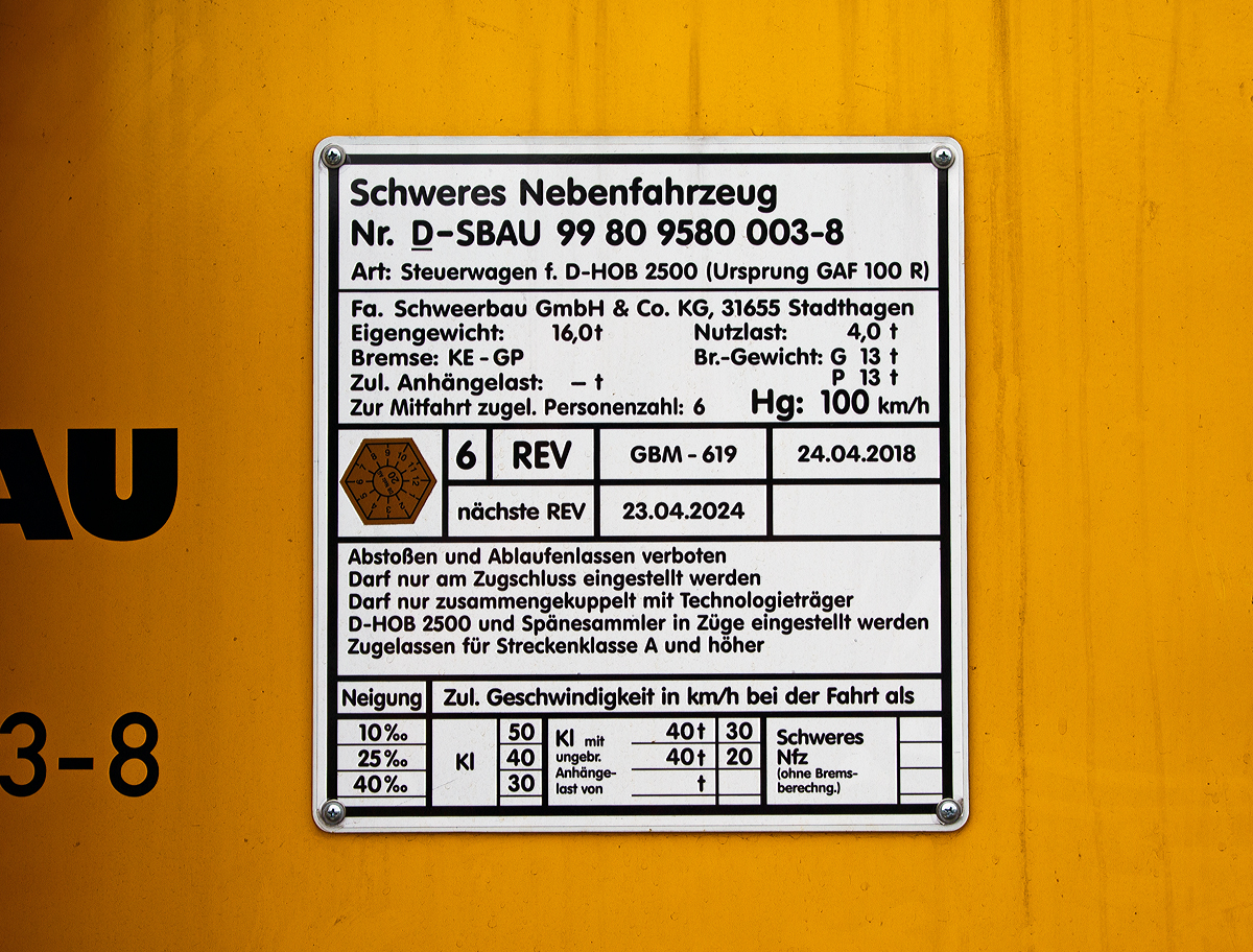 
Anschriftentafel Steuerwagen für den D-HOB 2500 IV (Schweres Nebenfahrzeug-Nr. D-SBAU 99 80 9580 003-8) einem ursprünglichen GAF 100 R (ex DB 97 17 50 131 18-9). 

Abgestellt am 07.07.2019 beim ICE-Bahnhof Montabaur.
