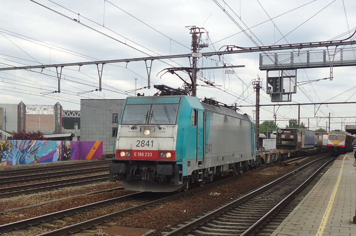 Antwerpen-Berchem seht 2841 mit KLV an sich vorbei gehen am 21 Mai 2014.