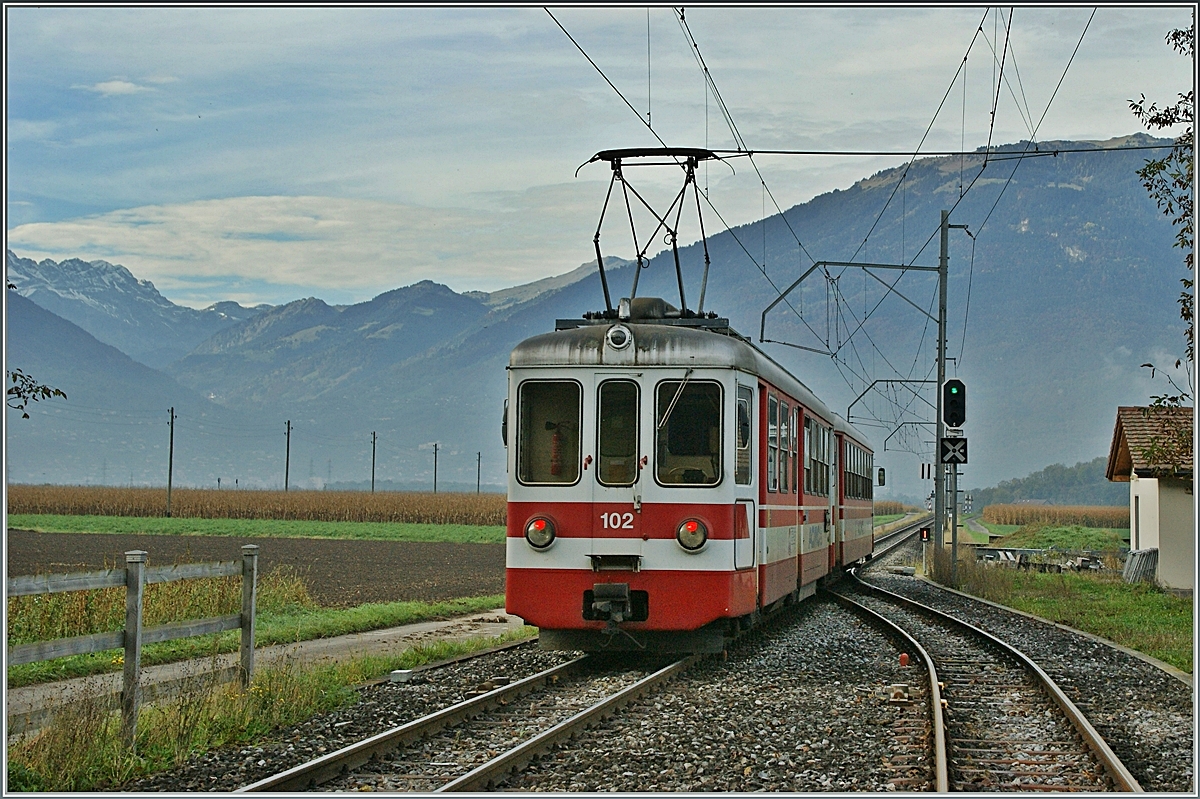 AOMC Regionalzug auf der Fahrt von Aigle nach Monthey bei der Abfahrt in Villy. 
25. Okt. 2013