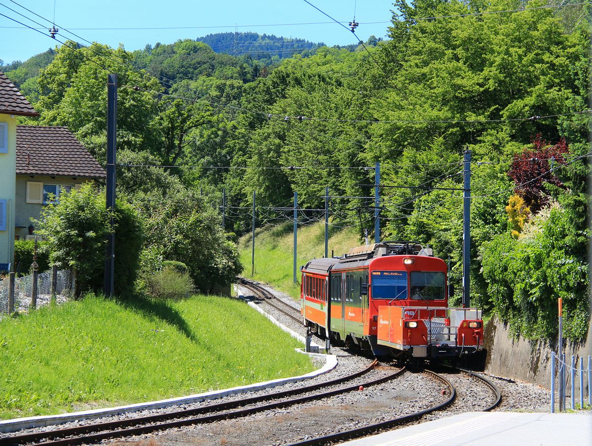 Appenzellerbahnen, Gais - Altstätten Stadt: Der dort eingesetzte Pendelzug Steuerwagen 117 - Triebwagen 17 - Velowagen 1001 in Altstätten Stadt. 10.Juni 2016. 