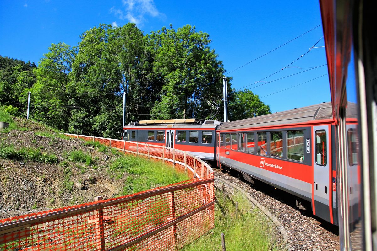 Appenzellerbahnen - Zahnstangenrampe von St.Gallen nach Riethüsli. Links im Bild die Baustelle des neuen Tunnels. Im Zug mit Triebwagen 16. 10.Juni 2016. 