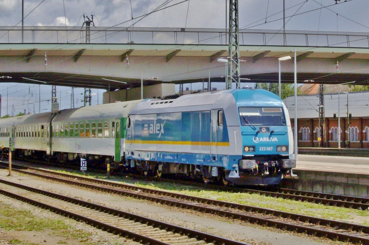 Arriva 223 067 treft am 8 Juni 2009 in Regensburg Hbf ein.