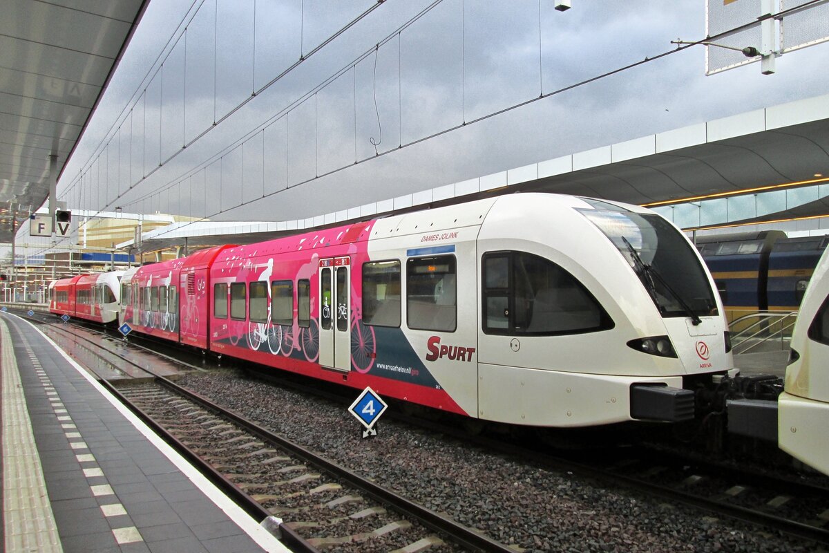 Arriva 262 steht am 27 April 2015 in Arnhem. 