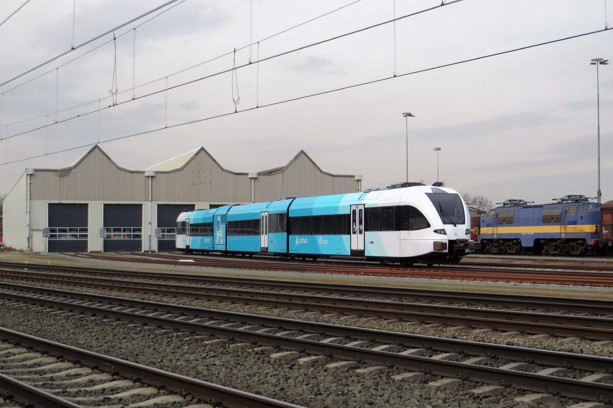 Arriva 323 steht bevor der Stadler-Triebzughalle in Blerick am 16 März 2022.
