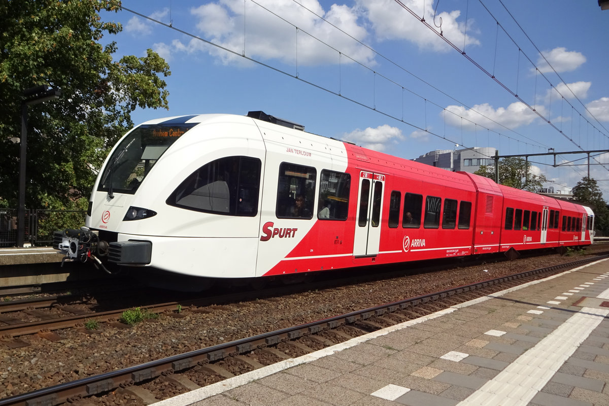 Arriva 374 verlässt am 14 Augustus 2019 Arnhem-Velperpoort.