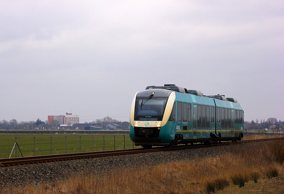 Arriva AR 05(9586 001 1005-9/002 1005-7)auf dem Weg nach Tønder/Esbjerg verlässt hier Niebüll(im Hintergrund zu sehen das  Grenz  Krankenhaus Niebüll). 15.03.2015