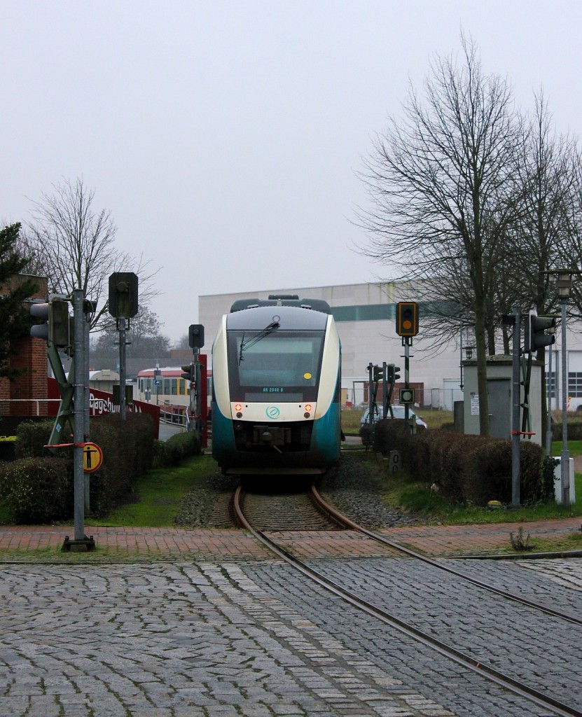 Arriva AR 2046 wird hier in den neg Teil in Niebüll rangiert. Im Hintergrund ist ein Teil der neuen Werkshalle zu sehen. Aufgenommen vom Bü am Bhf Niebüll. 19.12.2015