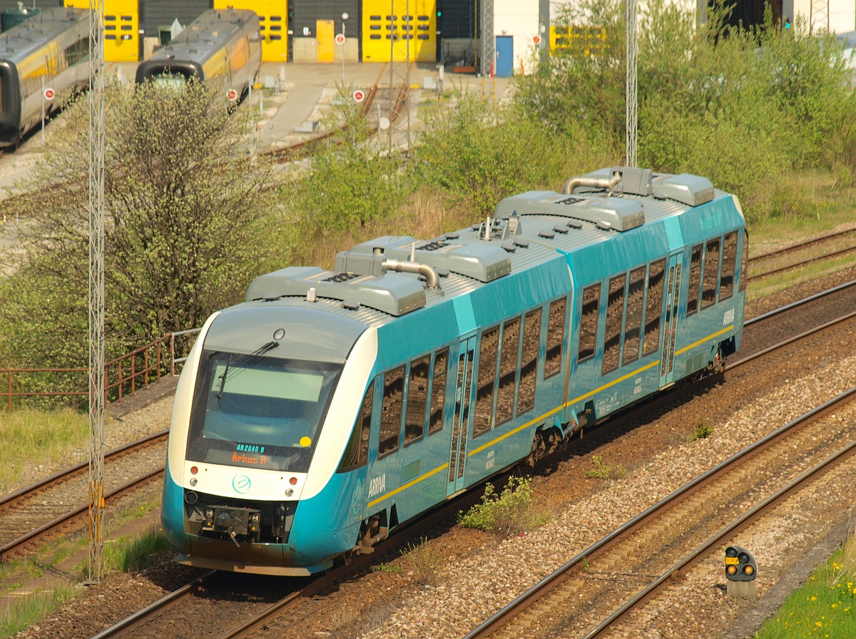 Arriva Lint 41 II AR 2040 hier kurz vor der Einfahrt in den Bhf Aarhus wurde wenige Monate vor dieser Aufnahme erst in Dienst gestellt und löste mit weiteren neuen Triebwagen die betagte Baureihe MR/MRD ab. Aarhus 26.04.2011