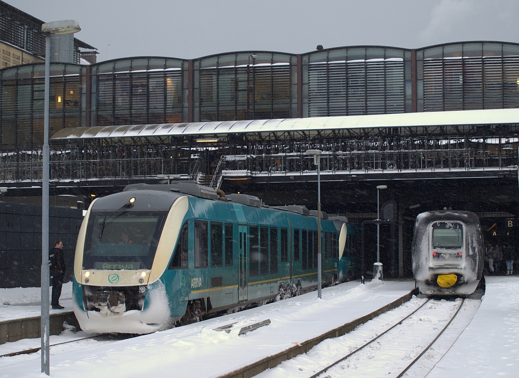 Arriva Lint AR 20 und DSB MF/MFB 50/5216 stehen bei Schneefall im Bhf von Aarhus. 29.11.2010