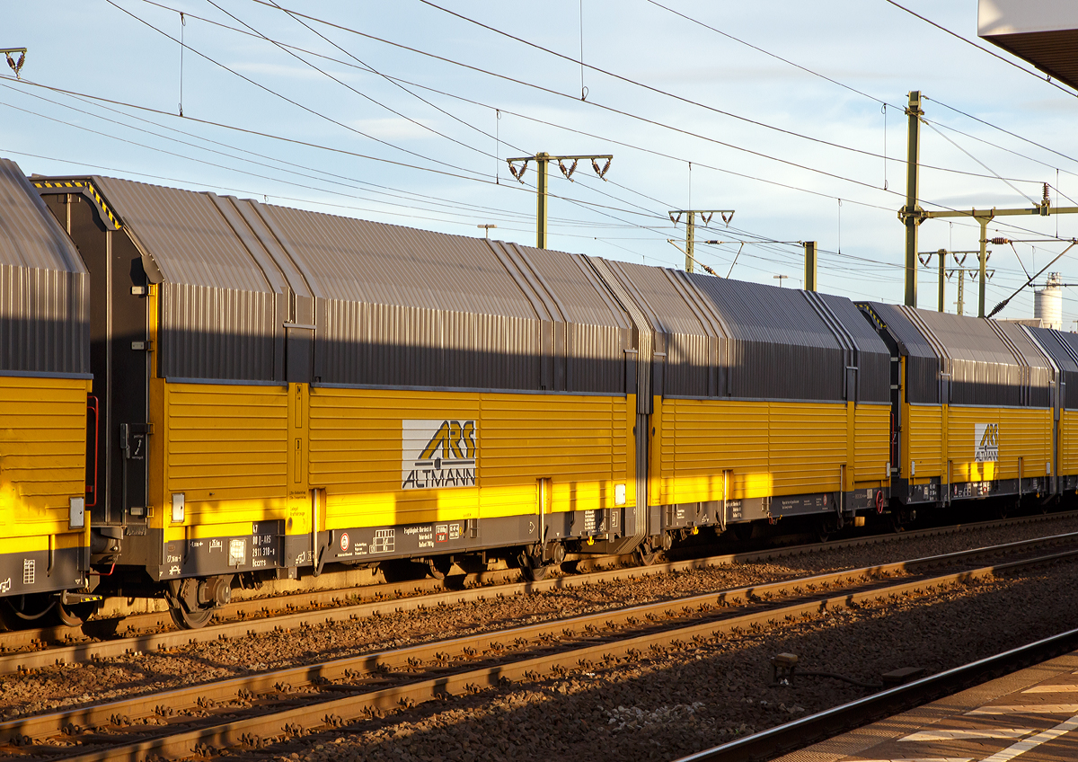 ARS - geschlossener Doppelstock-Bahnwaggon fr PKW-Transport, zweigliedrig, mit vier Radstzen, der ARS Altmann AG mit Sitz im bayerischen Wolnzach (47 80 D-ARS 2911 318-8, Gattung Hccrrs), am 05.10.2015 bei einer Zugdurchfahrt im Bahnhof Fulda.  

Technische Daten: 
Spurweite: 1.435 mm 
Anzahl der Achsen: 4 
Achsabstnde: 9.000 mm / 4.200 mm / 9.000 mm 
Laufraddurchmesser: 760 mm 
Lnge ber Puffer: 27.160 mm 
Lnge der Ladeflche: 25.500 mm
 Innenbreite (Ladeflche): 2.870 mm 
Hhe ber Schienenoberkante: 4.290mm oder 4.793 mm (je nach Stellung) 
Eigengewicht: 32.600 kg
Tragfhigkeit: Oberdeck 2 x 6 t / Unterdeck 2 x 6 t 
Hchstgeschwindigkeit beladen / leer: 100 km/h / 120 km/h 
Kleinster zulssiger Kurvenradius: 75 m
