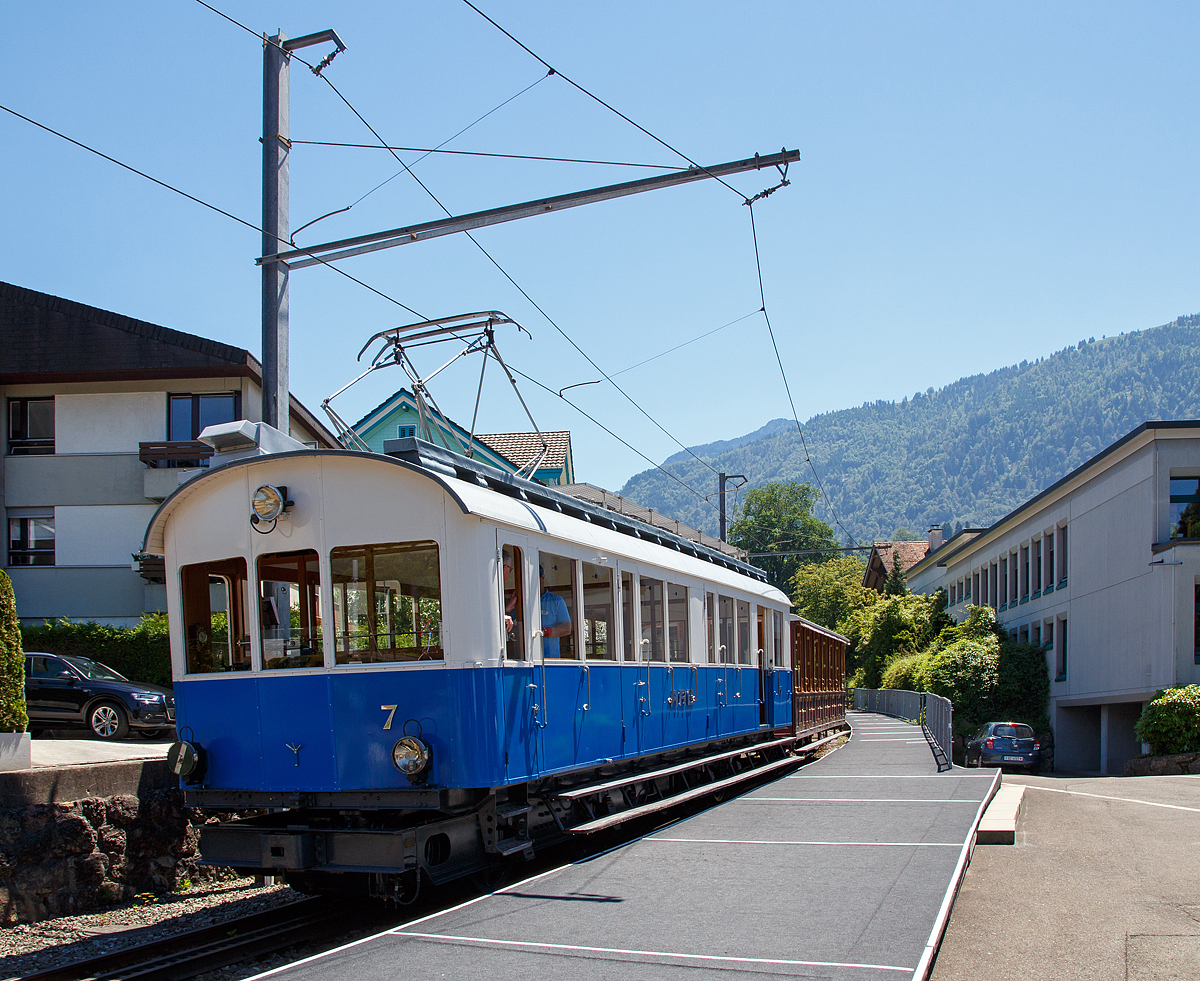 
Arth-Rigi-Bahn (ARB) - Der historische Triebwagen BDhe 2/4 Nr. 7 (ex BCFhe 2/4) mit dem Personenwagen Nr. 33 fhrt als Leerzug am 23.06.2016 von Goldau in Richtung Rigi Kulm los.

Der Triebwagen wurde 1925 von SIG, SLM und MFO gemeinsam gebaut und 1939 unwesentlich in den heutigen BDhe 2/4 umgebaut.

Die Arth-Rigi-Bahn (ARB) ist eine Normalspurige Zahnradbahn mit dem Zahnstangensystem Riggenbach die maximale Neigung betrgt 201 ‰.

Technische Daten BDhe 2/4 Nr. 7:
Inbetriebnahme: 	1925
Hersteller: SIG/SLM/MFO
Spurweite: 1.435mm
Fahrleitungsspannung: 1500V DC
Achsfolge: 2z'2'z
Raddurchmesser: 955 mm
Stundendrehzahl: 1.180 min-1
Stundenleistung: 448kW (610 PS)
bersetzung: 1:14,75
Stundenzugkraft: 108kN
Hchstgeschwindigkeit: 15km/h (Berg- und Talfahrt)
Lnge ber Puffer: 12.200 mm
Gesamtachsstand: 7.600 mm
Achsabstand im Drehgestell: 2.050 mm
Gesamtgewicht: 25,5 t
Sitzpltze: 66
Stehpltze: 10
Zulssiges Vorstellgewicht :	max. 14t
