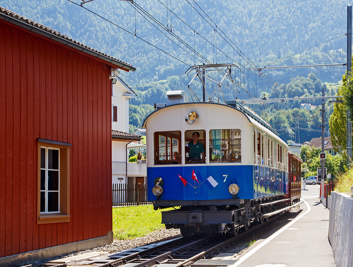 
Arth-Rigi-Bahn (ARB) - Der historische Triebwagen BDhe 2/4 Nr. 7 (ex BCFhe 2/4 Nr. 7) mit dem Vorstellwagen Nr. 32 (ex Wagen Nr. 5) kommt am 01.08.2019 vom Rigi in Arth-Goldau an.

Der Triebwagen wurde 1925 von SIG, SLM und MFO gemeinsam gebaut. Im Jahr 1939 wurde der Triebwagen 7 in den heutigen BDhe 2/4 umgebaut, dabei wurde die Leistung von 288 PS auf 610 PS erhht womit die Geschwindigkeit von 12 km/h auf 15 km/h gesteigert werden konnte.

Der Triebwagen der Rigi-Bahnen (RB) wurde 1925 von der damaligen Arth-Rigi-Bahn (ARB) sich selbst zum 50-jhrigen Jubilum geschenkt. Er ist dem 1911 beschafften BCeh 2/3 6 hnlich, hat jedoch vier Achsen erhalten, und eine erhhte Leistung damit er bis zu zwei Vorstellwagen bergwrts schieben konnte. Wie es bei der ARB bereits Tradition war erhielt auch dieser Triebwagen ein Gepckabteil.

Dank der Anschaffung dieses Triebwagens konnte auf den Einsatz der Dampflokomotiven verzichtet werden. Fr den Winter 1928 erhielt der Triebwagen eine elektrische Heizung.

Die Arth-Rigi-Bahn (ARB) ist eine Normalspurige Zahnradbahn mit dem Zahnstangensystem Riggenbach die maximale Neigung betrgt 201 ‰.

Technische Daten BDhe 2/4 Nr. 7:
Inbetriebnahme: 	1925
Hersteller: SIG/SLM/MFO
Spurweite: 1.435mm
Fahrleitungsspannung: 1500V DC
Achsfolge: 2z'2'z
Raddurchmesser: 955 mm
Stundendrehzahl: 1.180 min-1
Stundenleistung: 448kW (610 PS)
bersetzung: 1:14,75
Stundenzugkraft: 108kN
Hchstgeschwindigkeit: 15km/h (Berg- und Talfahrt)
Lnge ber Puffer: 12.200 mm
Gesamtachsstand: 7.600 mm
Achsabstand im Drehgestell: 2.050 mm
Dienstgewicht: 25,5 t
Ladegewicht: 1,0 t
Sitzpltze: 66
Stehpltze: 10
Zulssiges Vorstellgewicht :	max. 14t
