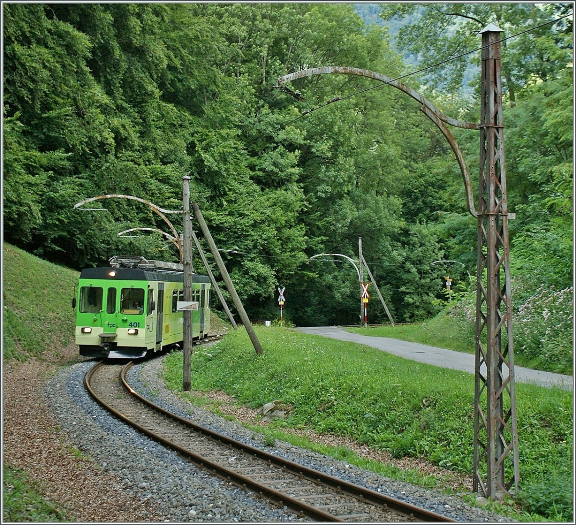 ASD BDe 4/4 401 von Aigle nach Les Daiblerets kurz vor Verchiez. 
15. Aug. 2011