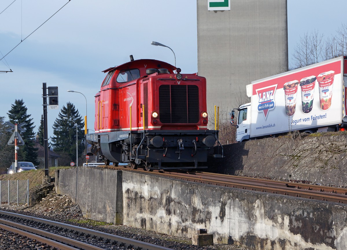 ASm: Die Em 327 (ex Sersa Am 847 957-8, ex DB 211 215-9 bzw. V 100 1215) einmal aus einer anderen Perspektive fotografiert. Die Aufnahme ist am 15. Januar 2015 bei der Fahrt zum Güterkunden  LANDI  in Oberbipp entstanden.
Foto: Walter Ruetsch 