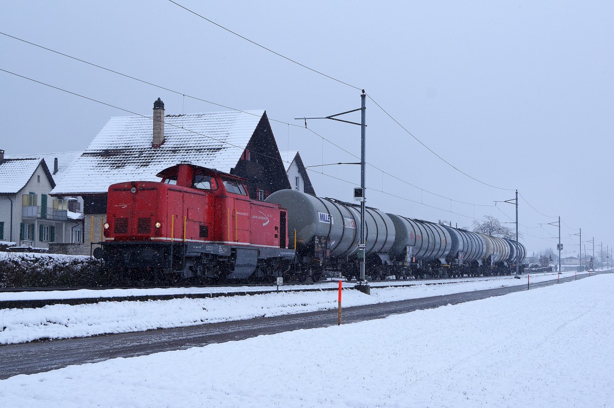 ASm: Die Em 327 (ex Sersa Am 847 957-8, ex DB 211 215-9 bzw. V 100 1215) brachte am 20. Januar 2015 bei sehr kaltem und trübem Wetter beladene Kesselwagen zum Tanklager Oberbipp. Die Aufnahme ist auf dem Dreischienengeleise bei Buchli-Oberbpp entstanden.
Foto: Walter Ruetsch 