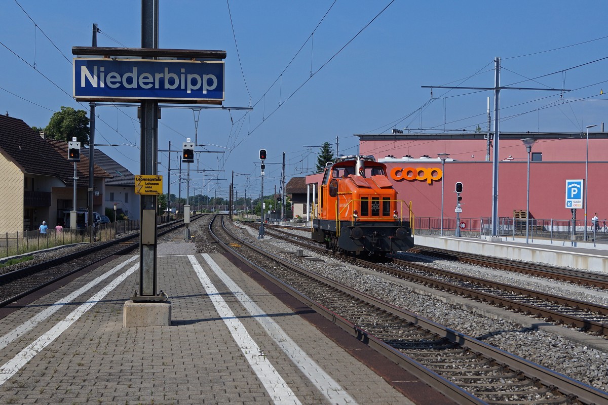 ASm: Einfahrt der Em 3/3 326  HENSCHEL  in Niederbipp am 12. Juni 2014.
Foto: Walter Ruetsch