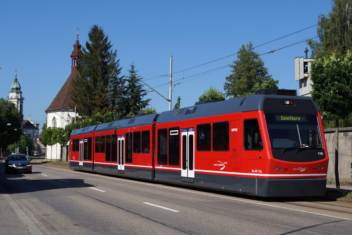 ASm: Regionalzug Oensingen-Solothurn HB mit dem STAR Be 4/8 115  NEPTUN  auf dem Strassenbahnabschnitt bei Solothurn vor der Kulisse von drei Kirchen am 4. Juni 2015.
Foto: Walter Ruetsch