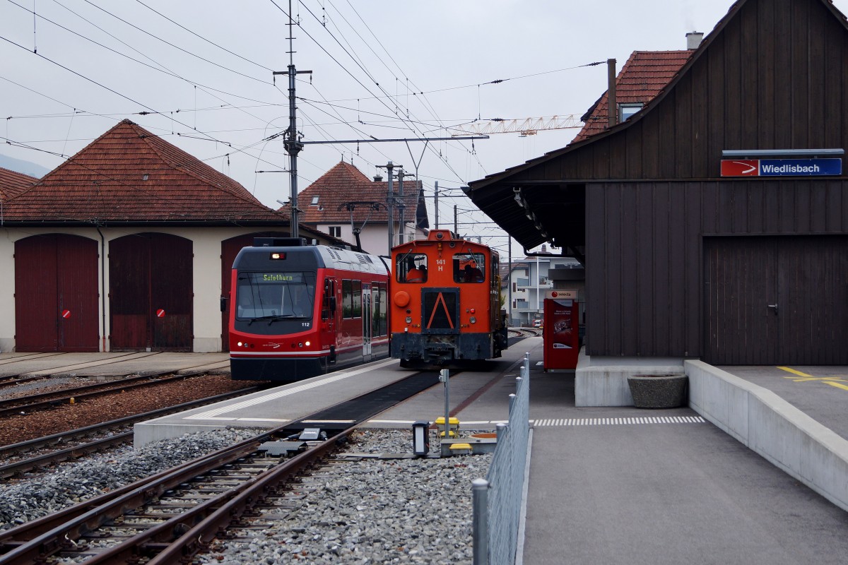 ASm: Zugskreuzung in Wiedlisbach am 21. Oktober 2015 zwischen einem Regional- und einem Bauzug mit dem Tm 2/2 141.
Foto: Walter Ruetsch