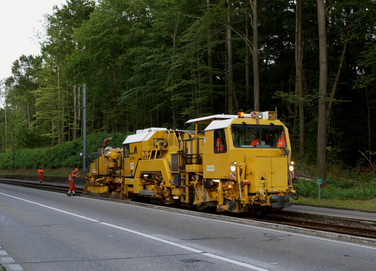 ASm/MATISA: Gleisbauarbeiten auf dem Streckenabschnitt Sankt Katharinen und Riedholz whrend der Nacht vom 29. Juni 2015. Planiermaschine MATISA R 21 RD-1 von der Sersa Group im Einsatz bei Feldbrunnen.
Walter Ruetsch 