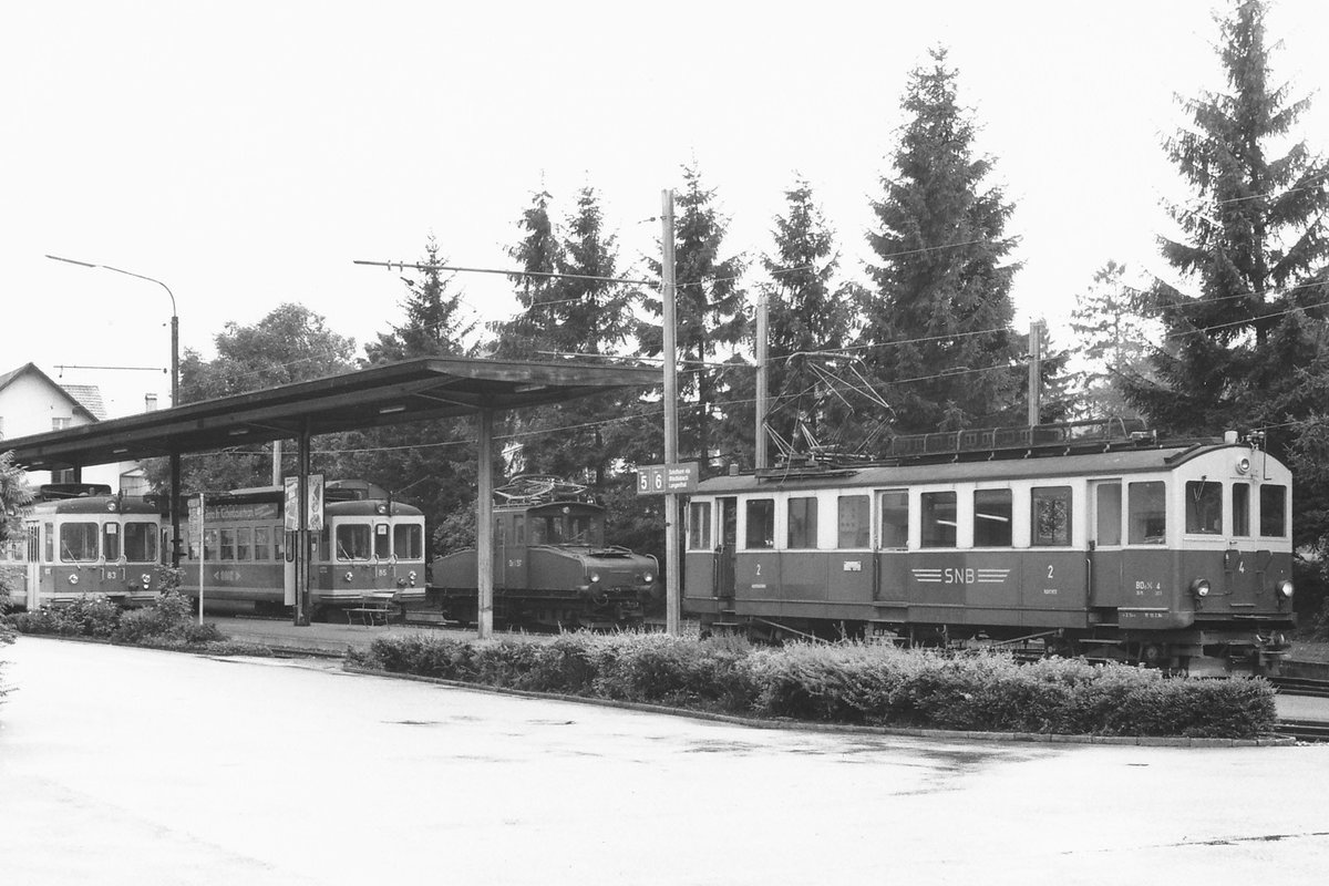 ASm/SNB/OJB: Der Kopfbahnhof Niederbipp in den 80er-Jahre aufgenommen mit BDe 4/4 4, Ge 4/4 57 aus Schaffhausen und den Be 4/4 83 und Be 4/4 85  Solothurn  nach Langenthal und Solothurn.
Foto: Walter Ruetsch