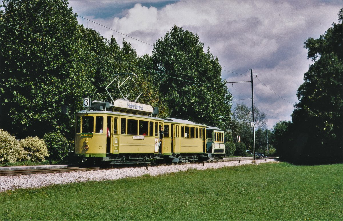 ASSOCIATION NEUCHATELOISE DES AMIS DU TRAMWAY
ANAT/TRN
Sonderzug bestehend aus Be 2/2 73, 1922 + B2 143, 1914 + B2i 1, 1894 bei Colombier unterwegs auf der Fahrt nach Boudry im September 1994.
Foto: Walter Ruetsch