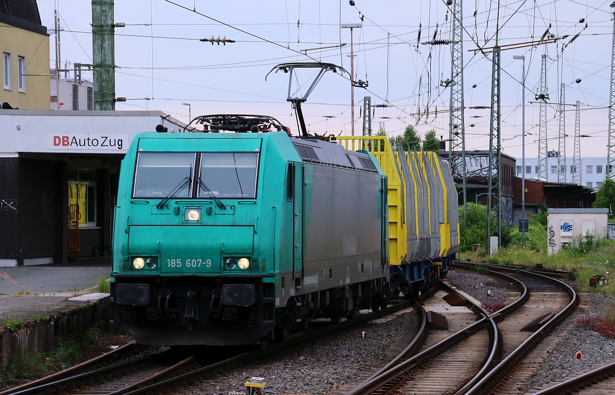 ATLU 185 607-9 mit leerem Holztransportzug Einfahrt Bremen Hbf 10.07.2021