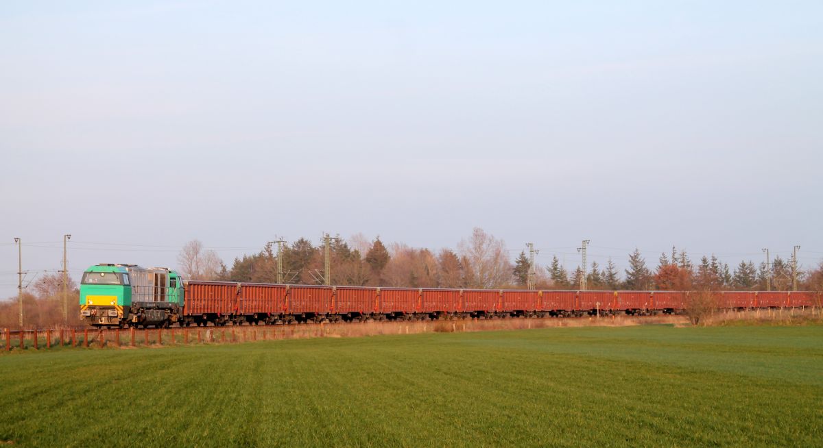 ATLU/LOCON 1272 403-7 mit Düngerzug in Jübek/Jyderupweg. 29.03.2019