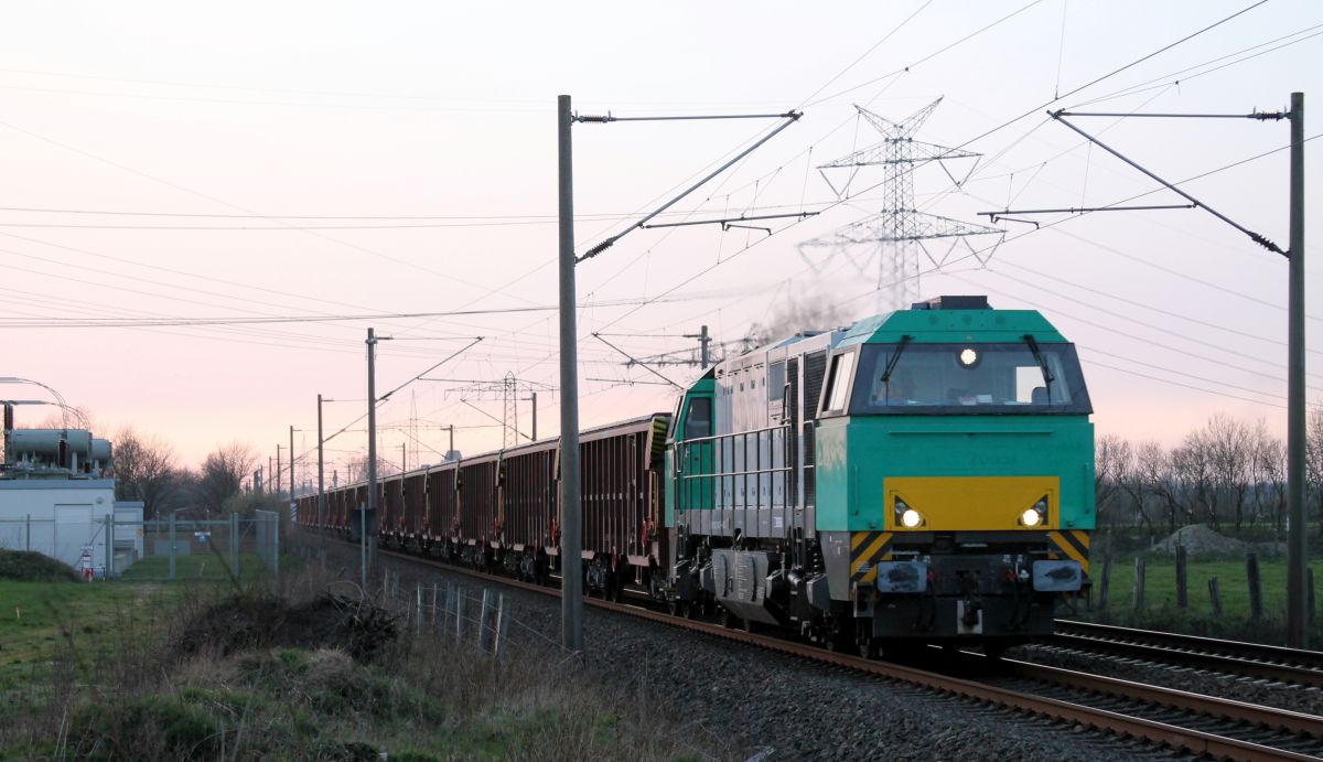 ATLU/LOCON 1272 403-7 mit Düngerzug BÜ Büsche bei Jübek. 29.03.2019