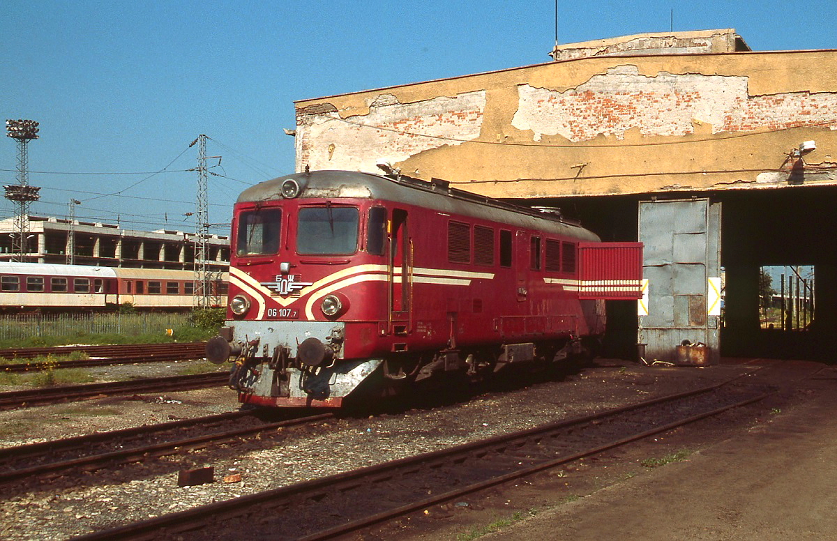 Auch die 06 107-7 der bulgarischen Staatsbahn BDZ, hier im Sommer 2003 im Depot Sofia, geht auf eine schweizer Konstruktion zurück. Sie wurde wie die rumänische Reihe 060 von Electroputere mit einer Lizenz von SLM gebaut.
