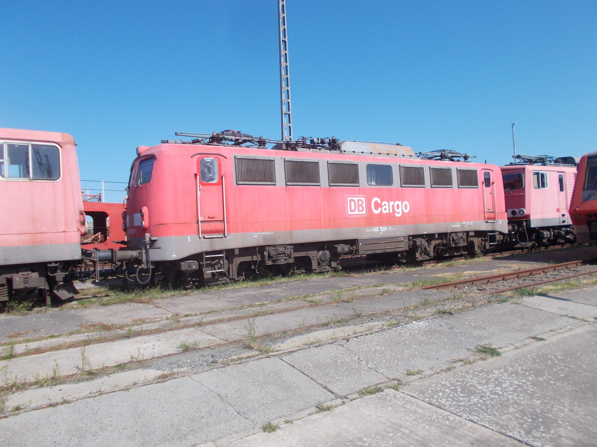 Auch 140 528 steht,mit ungewissen Schicksal,am 25.August 2019,in Mukran.