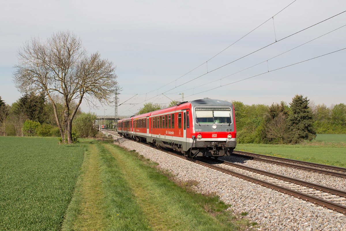 Auch 628 567-0 stand zusammen mit 628 626-4 am 01.05.17 auf der KBS 940 München Hbf - Mühldorf (Inn) im Einsatz und wurde am Vormittag auf seiner Fahrt zur Stadt am Inn fotografisch festgehalten.