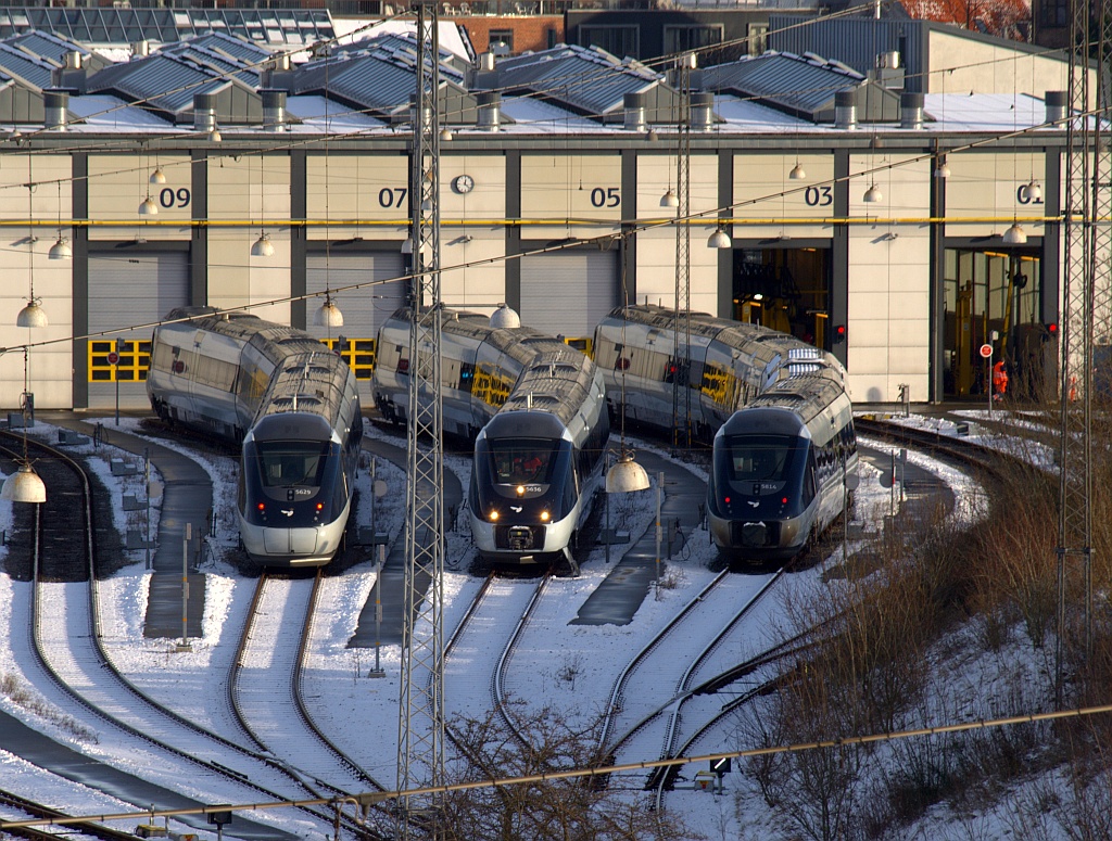 Auch Anfang 2011 wurde an den IC4 aus Italien gestestet und getestet, hier stehen MG/MH 56/5829 16 und 14 vor dem Werk in Aarhus. 12.01.2011