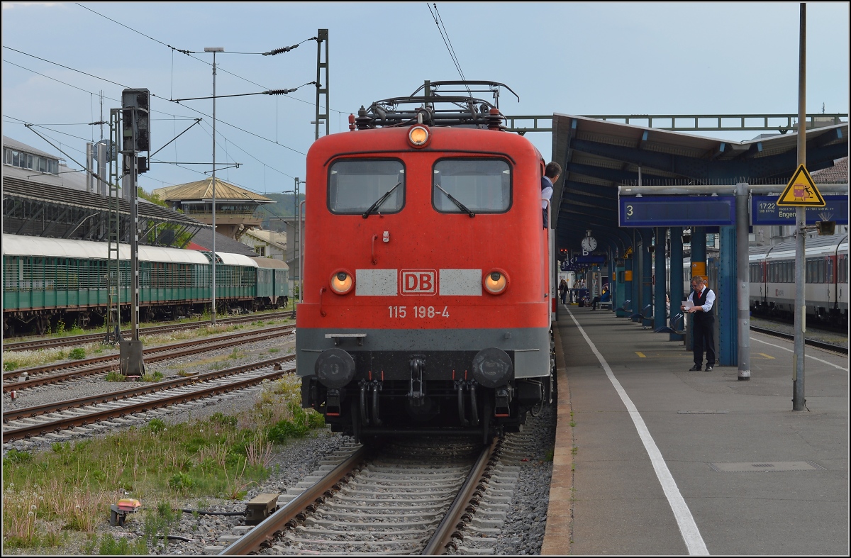 Auch im April 2014 kein Ende der 110 mit den ICs Zürich-Stuttgart. Daher kam 115 198-4 auch wieder nach Konstanz. Hier im Hauptbahnhof mit der Leerfahrt von IC 2005 zurück nach Singen.