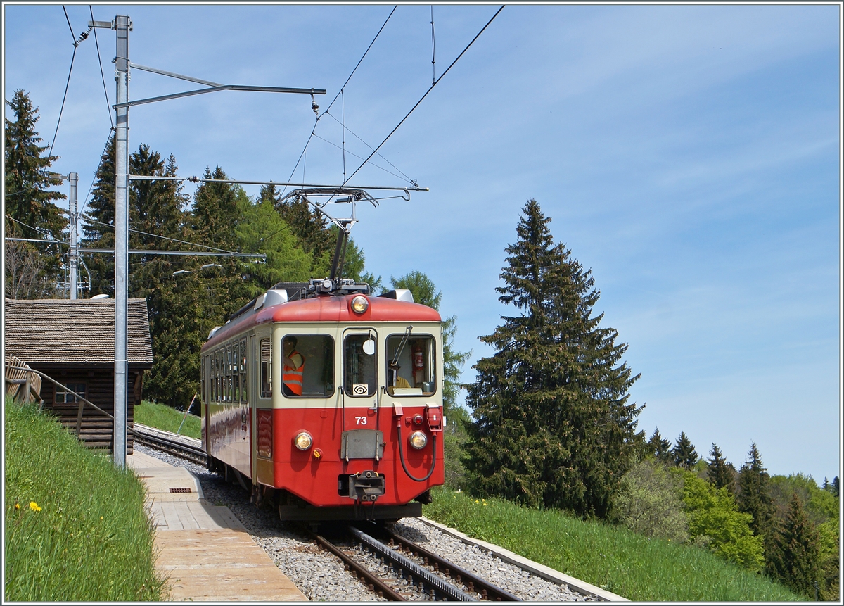 Auch bei der CEV gibt es  Schlerzge , auch wenn sie nicht im Kursbuch zu finden sind: 
Der CEV BDeh 2/4 73 holt in Lally (und dann auf den folgnden Zwischenstationen) ein paar Schler ab.
11. Mai 2015