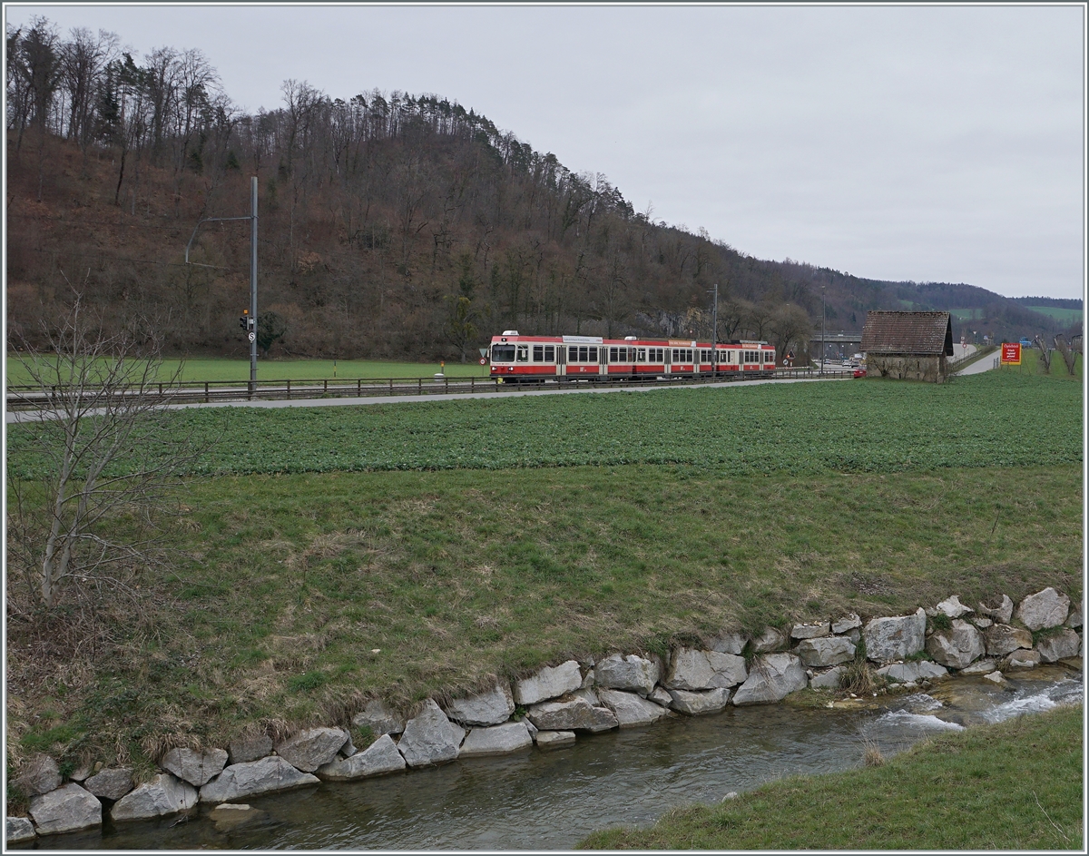 Auch bei Lampenberg-Ramlinsburg verläuft die WB meist neben der Strasse, doch das hier etwas weitere Tal ermöglichte doch ein paar  Landschaft -Bilder der Waldenburger Bahn.

21. März 2021