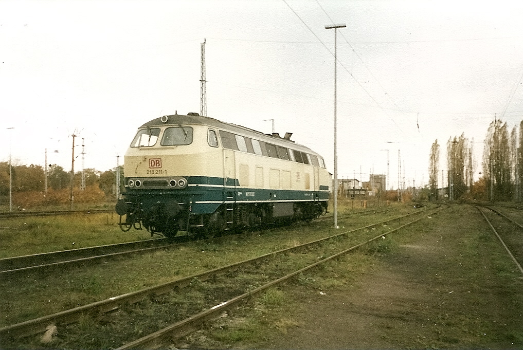 Auch das Bw Rostock f�hrte die Baureihe 218 in seinem Bestand.Hier war es die 218 211 die in ihrem damaligen Heimat Bw Rostock stand.