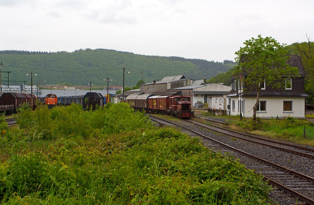 Auch in Deutschland regnet es......Wie hier am 08.05.2014 in Scheuerfeld/Sieg..... 

Rechts beim Kleinbahnhof Scheuerfeld/Sieg der Westerwaldbahn (WEBA) stehen in Doppeltaktion die Lok 1 und 3 (V 26) der WEBA, zwei Jung R 30 B Loks, mit ihrem kurzem Gterzug. Links am DB Gleis setzt gerade die Lok 42 (277 902-3) der KSW  (Kreisbahn Siegen-Wittgenstein) eine MaK 1700 BB um.