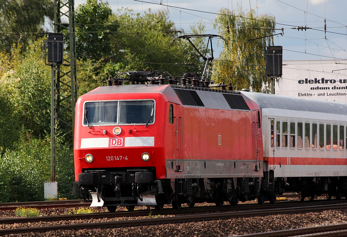 Auch der Drehstrom kann durchaus elegant wirken...120 147-4 rauscht hier während der Diesellokparade mit einem IC durch Koblenz-Lützel. 29.09.2012(üaVinG)