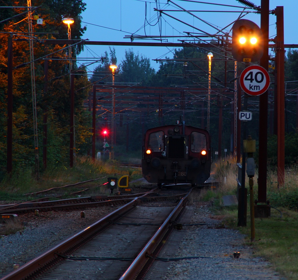 Auch die DSB Køf 285 wartet auf ihren Einsatz am CNL aus Kopenhagen. Padborg 02.08.12