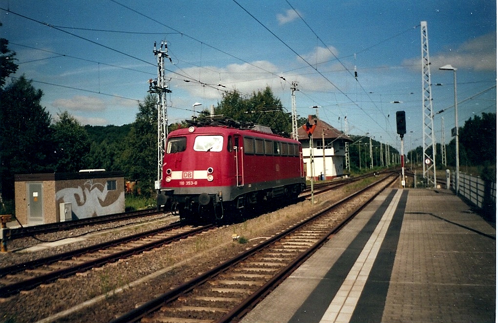 Auch die E 110 kam des öfteren nach Rügen.Hier war es 110 353 die in Binz umsetzte.