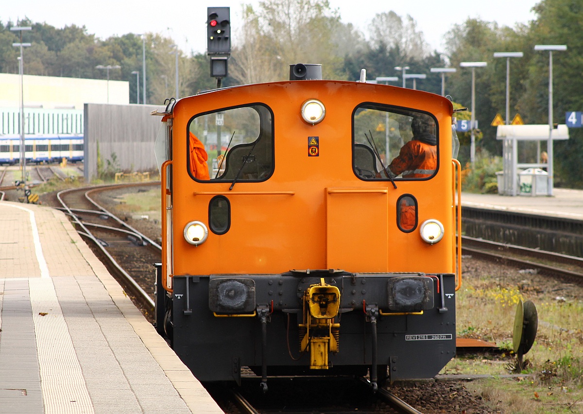 Auch ein schöner Rücken kann entzücken.....3335 143-3 dieselt hier durch den Husumer Bahnhof. 19.10.2013