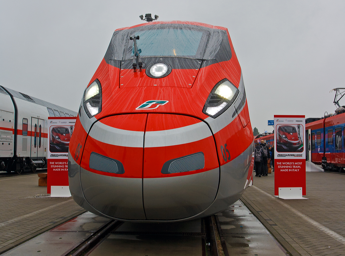 
Auch frontal macht er ein sehr gutes Gesicht.....
Der neuste  Rote Pfeil  der ETR 1000 (offiziell nun ETR 400), hier am 26.09.2014 prsentiert auf der Inno Trans 2014 in Berlin. Man wirbt auch mit dem Slogan „The World's most stunning Train, Made in Italy” (ich wrde es bersetzen „Dem weltweit beeindruckenden Zug, Made in Italy“)