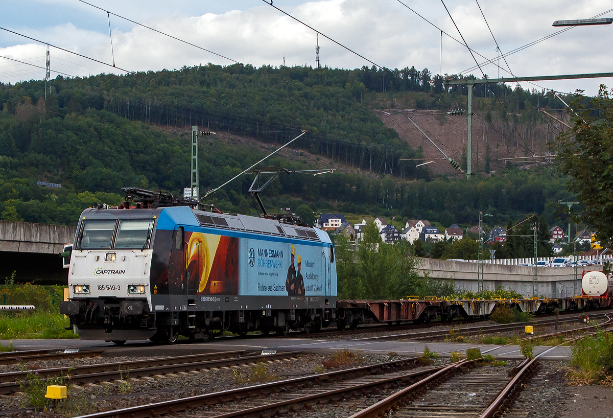 Auch für die Schweiz tauglich....
Die Captrain 185 549-3 (91 80 6185 549-3 D-CCW) fährt am 24.08.2021 mit einem Containerzug durch Niederschelden über die Siegstecke (KBS 460) in Richtung Köln. Aktuell trägt die Lok Werbung für die Mannesmann Röhrenwerke – Rohre aus Sachsen.

Die TRAXX F140 AC1 wurde 2005 bei Bombardier in Kassel unter der Fabriknummer 33737 gebaut. Sie hat die Zulassungen für Deutschland, Österreich und die Schweiz. Eigentümer der Lok ist die VC Holding SAS (Clichy bei Paris).