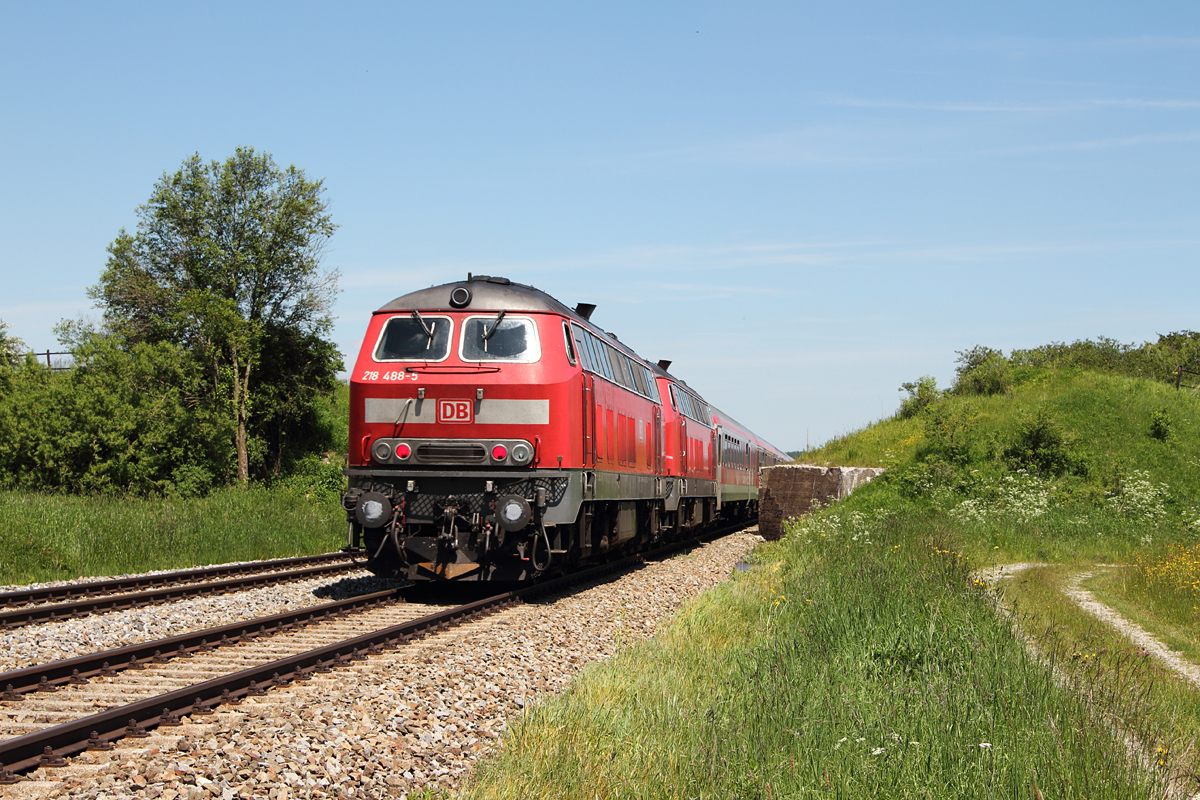 Auch das gibt´s: 2x218 schieben eine RB bei Ruderatshofen nach Augsburg. (13.06.13)