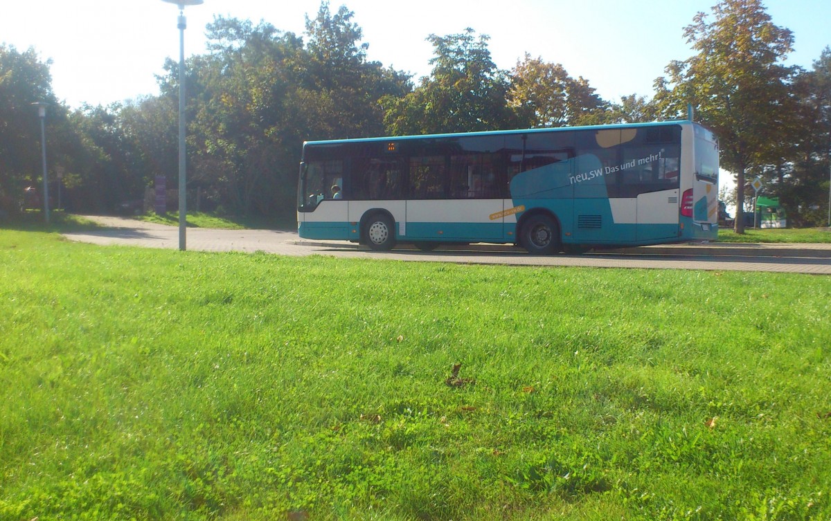 ....auch hier die etwas kleinere Version des Citaro  der citaro k nmlich auf der Linie 10 wo er mehr am Wochenende eingesetzt wird weil die fahrgastzahlen sehr gering sind auf dieser Linie
....auch immer noch beide Wagen ohne nennenswerte Werbung auer in eigener Sache fr die Stadtwerke was alle Wagen bekommen haben die in dieser Zeit angeschafft wurden.