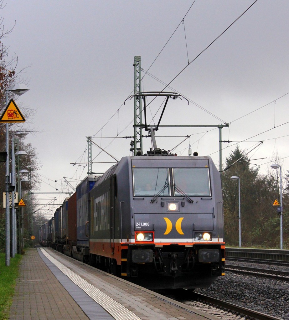 Auch hier mit einem reparierten Unfallschaden(Tarp, Bü Unfall) unterwegs rauscht die Hectorrail 241.008  Galore  mit ihrem KLV durch Schleswig. 25.11.2015