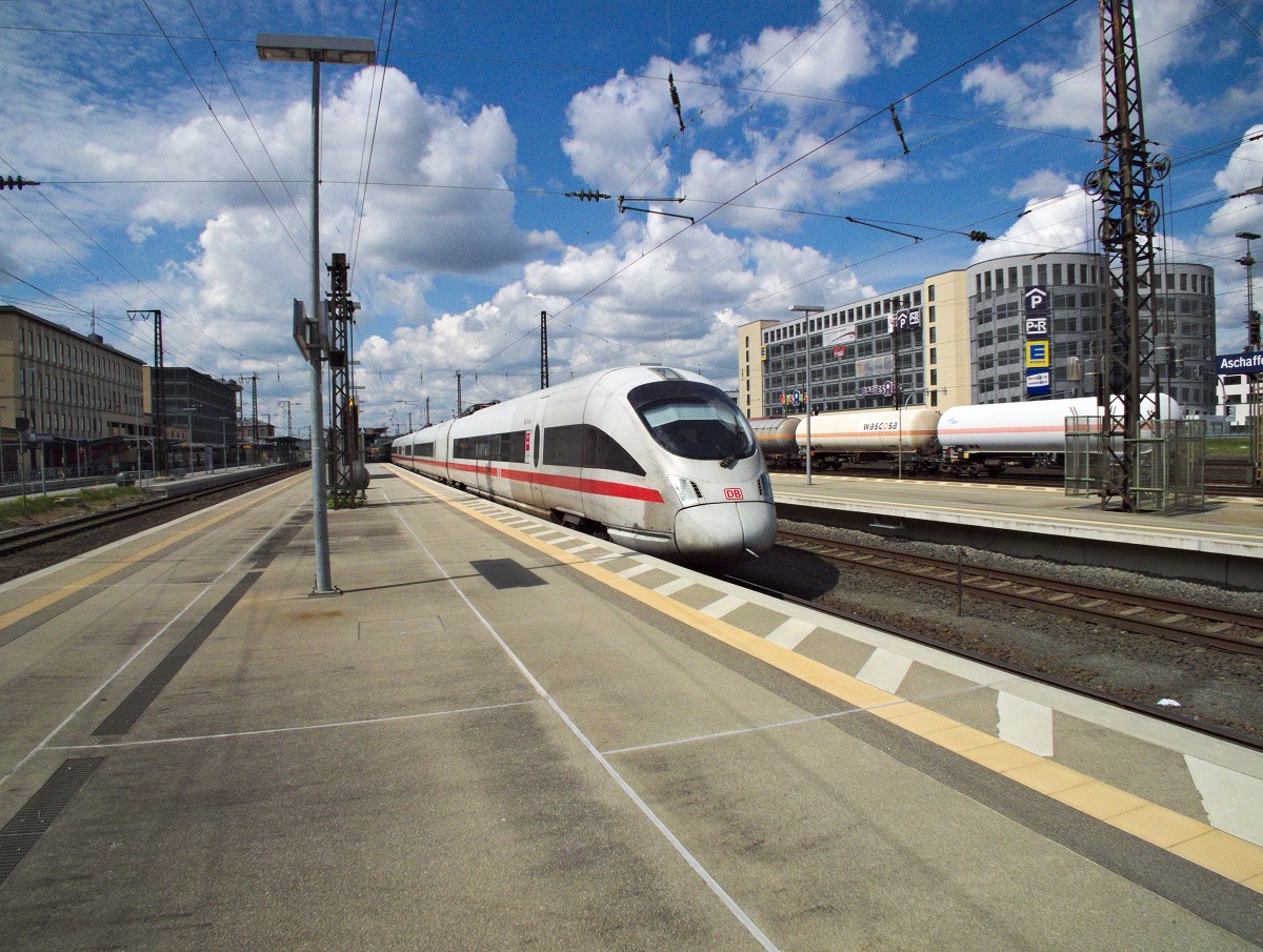 Auch ICE-T fahren in Aschaffenburg, sie fahren allerdings durch. So wie hier 411 059, der auf dem Weg nach München ist.