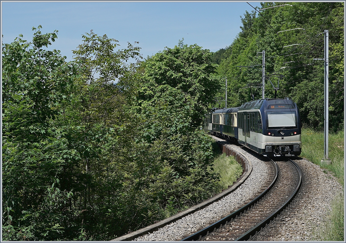 Auch der   MOB Belle Epoque -Zug wird wenig passend von  Alpina  Triebwagen befördert, hier kurz nach Sonzier. 

9. Mai 2020