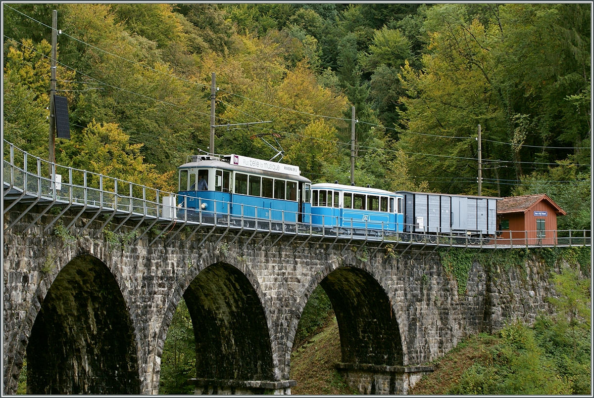 Auch Querformat, so finde ich hat seine Berechtigung, selbst wenn die Dimension der Baie de Clarens Viadukts etwas gemindert wird.
B-C  TL  GmP bei  Vers chez Robert . 
6. Okt. 2013