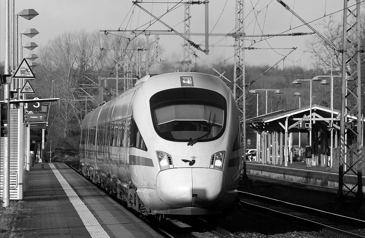 Auch in s-w macht eine ICE-(T)D eine gute Figur...hier verlässt 0605 019/119/219/519 als ICE 381 nach Berlin-Ostbahnhof Schleswig Richtung Hamburg. 07.01.2015